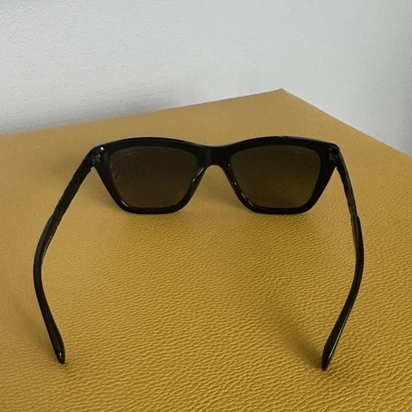 CHANEL Elegant Black Sunglasses - Picture 5 of 5